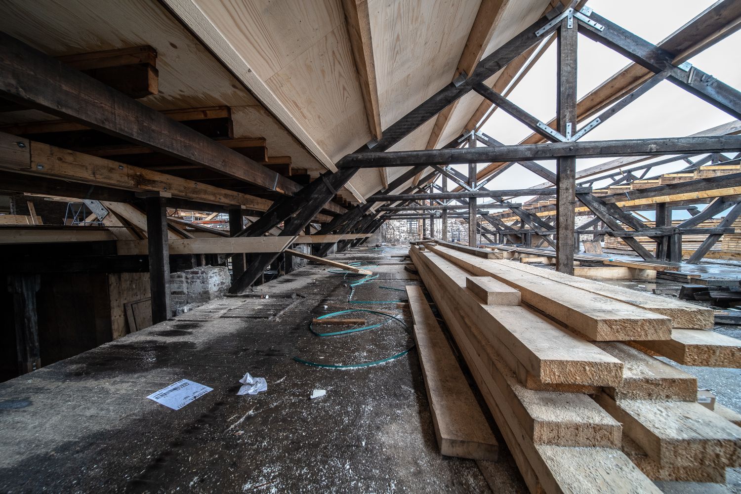Charpente en bois mise à nu pendant un chantier de reprise