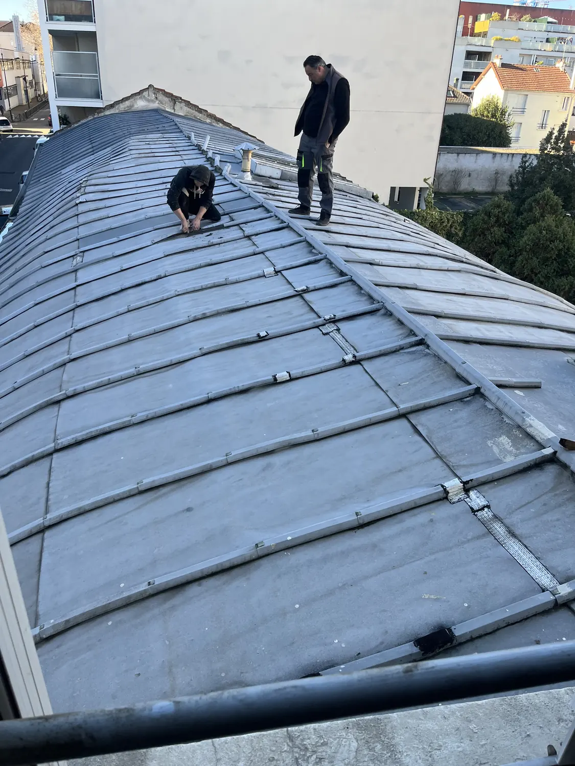 Couvreurs au travail sur une couverture en zinc à deux pans — chantier Will Couvreur