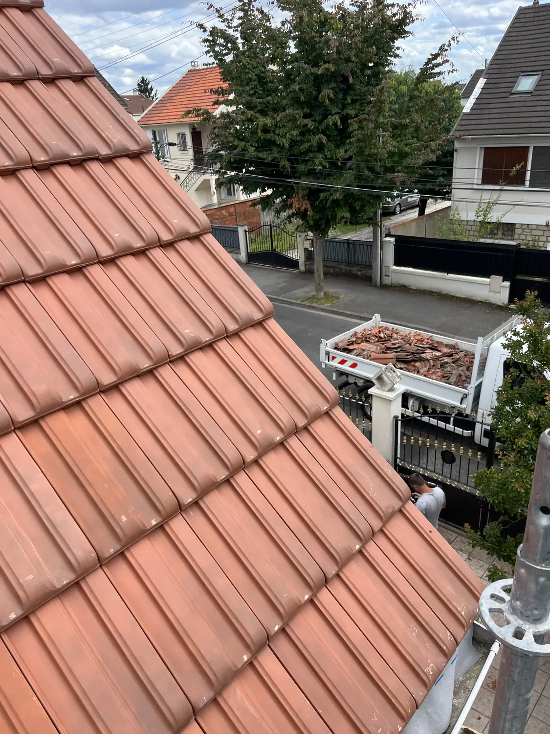 Réfection d’une couverture en tuile sur un pavillon, benne de chantier et échafaudage — chantier Will Couvreur