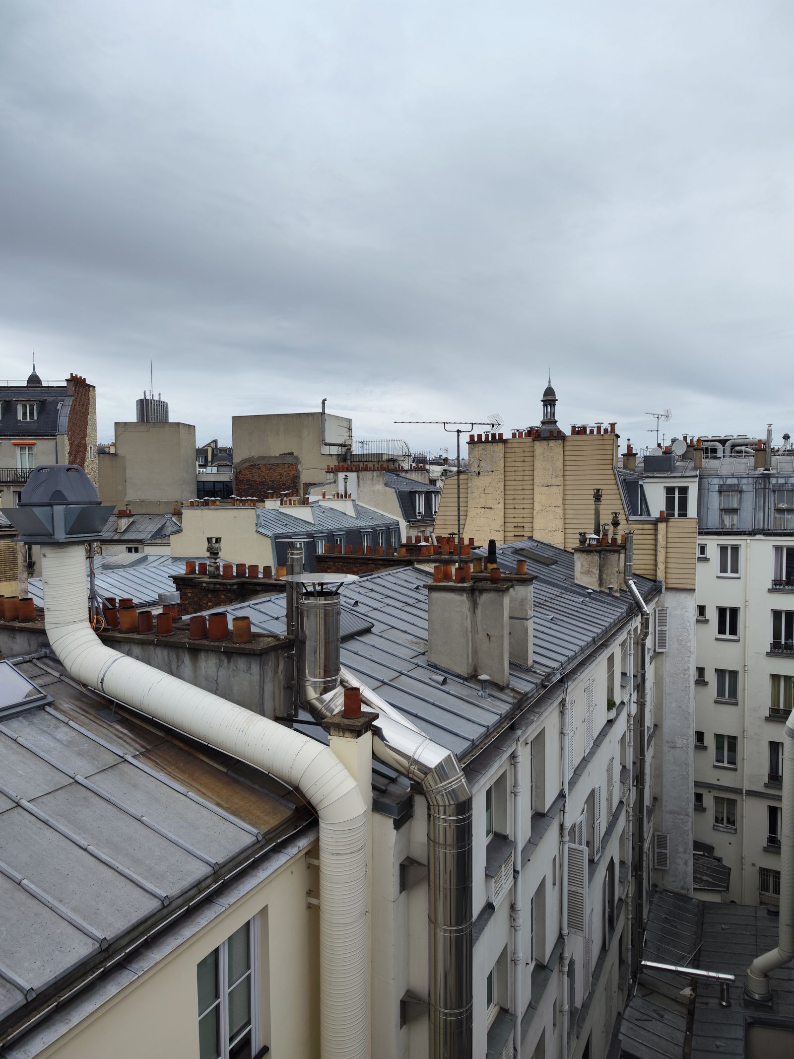 Couverture en zinc à joint debout sur un immeuble parisien