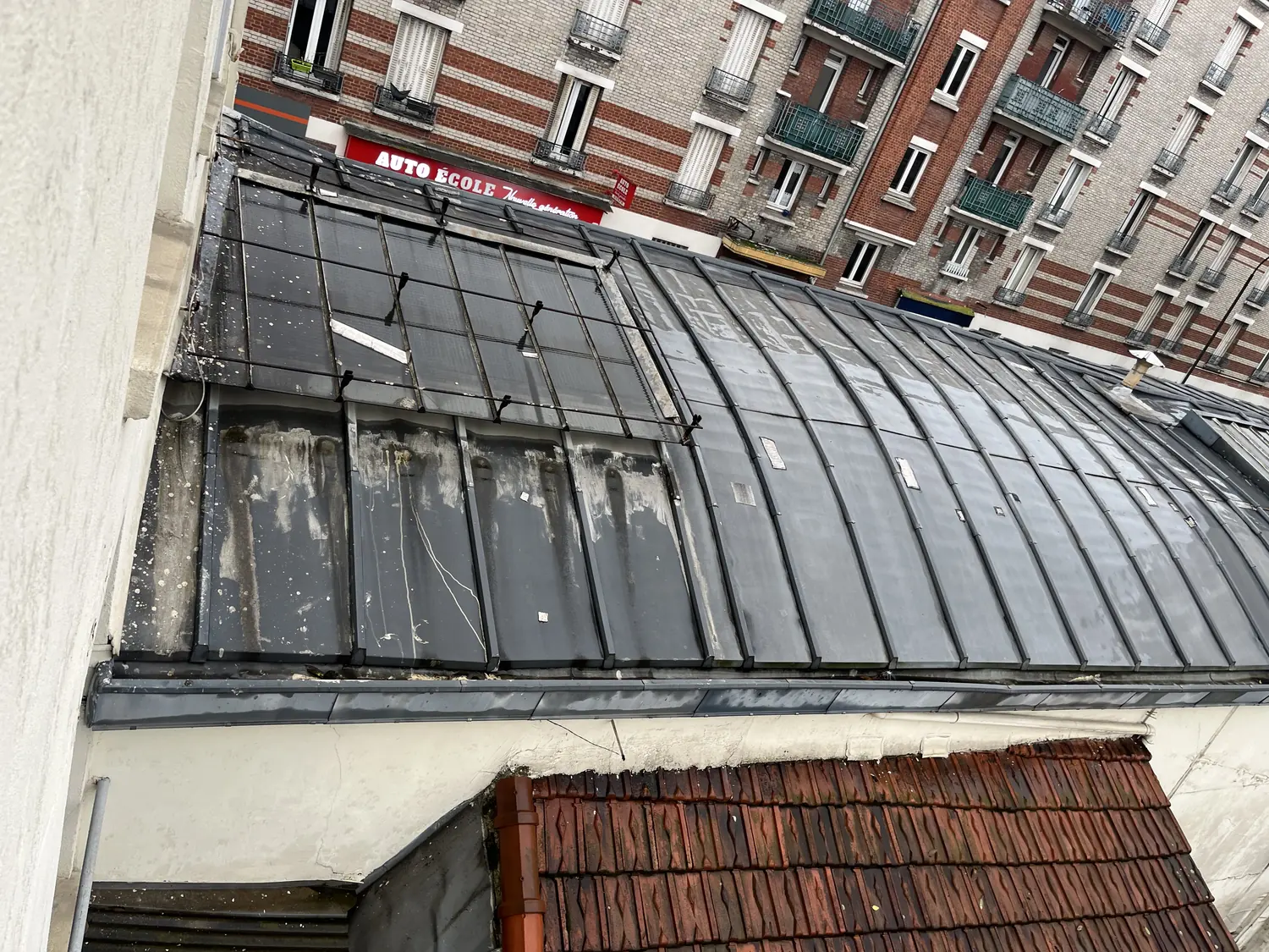 Couverture parisienne en zinc à joint debout et verrière, vue depuis l’échafaudage — chantier Will Couvreur