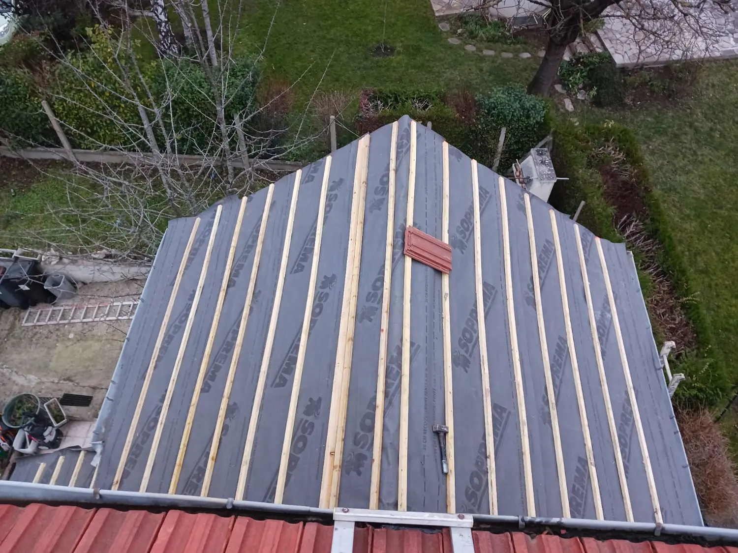 Pans de toiture équipés d’un écran de sous-toiture et d’un liteaunage neuf avant couverture — chantier Will Couvreur